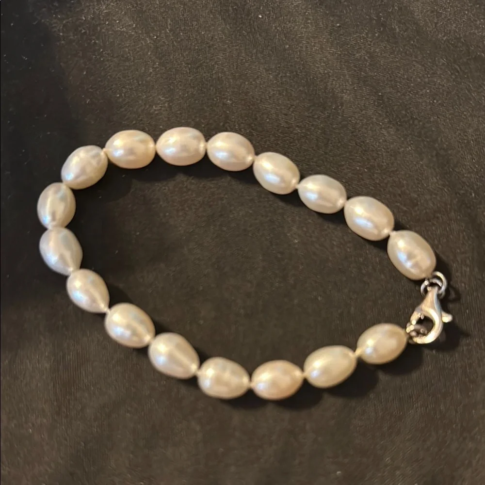 Faux Pearl Bracelet - Picture 2 of 3
